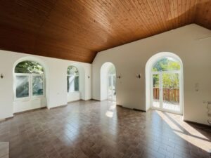 fisrtablak: feher_muanyag_nyilaszaro