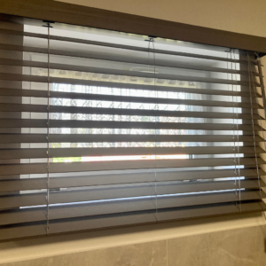 reluxa_firstablak_sotetito